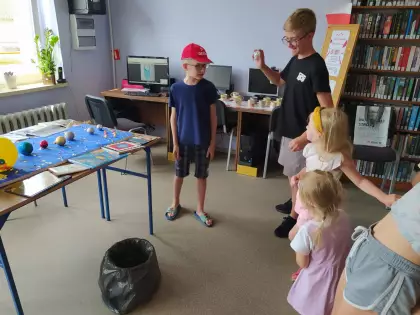 Dzieci bawią się w grę czarna dziura.