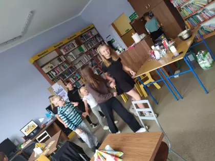 Dzieci tańczą belgijkę.