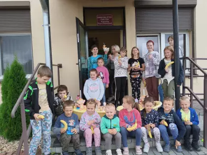 Wspólne zdjęcie po zajęciach przed biblioteką.