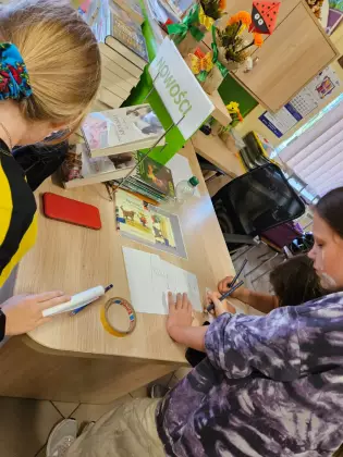 Dzieci piszą listy.