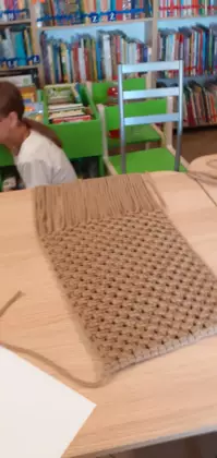 Gotowa torebka ze sznurka w kolorze beżowym.