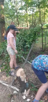 Dzieci budują szałas.