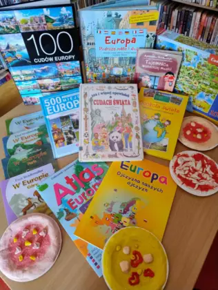 Książki i prace plastyczne dzieci.