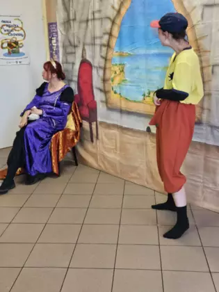 Aktorki w spektaklu przebrane za królewnę i chłopczyka.