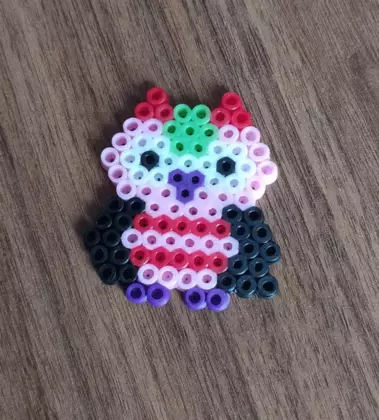 Praca wykonana z koralików.