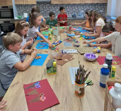 Dzieci z plasteliny i pianki wykonują prace plastyczną tworząc lody.