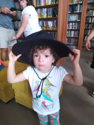 Dziewczynka w kowbojskim kapeluszu.