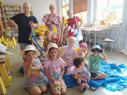 Wspólne zdjęcie dzieci przy statku Pana Kleksa.