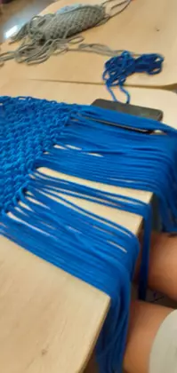 Niebieska torebka z makramy.