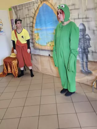 Aktorki w spektaklu przebrane za żabę i chłopczyka.