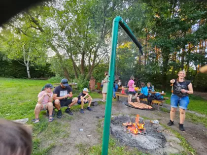 Dzieci rozpalają ognisko.