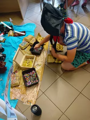 Uczestnicy szukają skarbów pirackich.