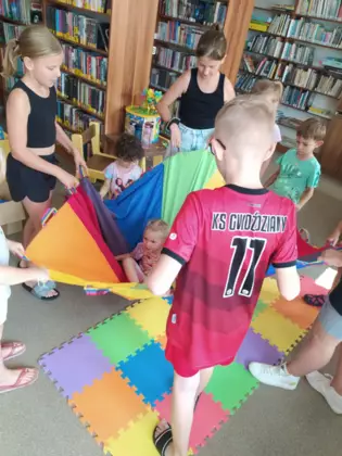 Dzieci bawią się chustą animacyjną.