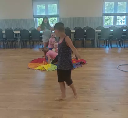 Dzieci bawią się w grę w Liskach.