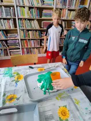 Chłopcy testują wulkan.