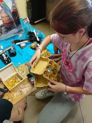 Uczestnicy szukają skarbów.