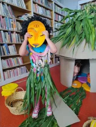 Uczestnik w murzyńskim przebraniu z maska na twarzy.