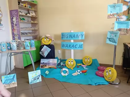 Wystawa prac w bibliotece.