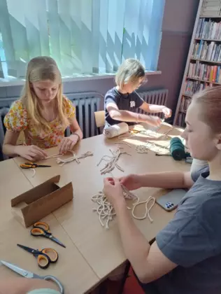 Dziewczyny ze sznurków tworzą listki.