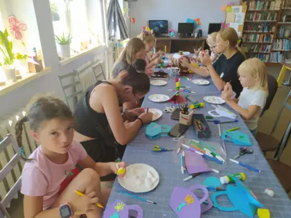 Dzieci malują farbami owocowe figurki.