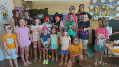 Wspólne zdjęcie dzieci po zajęciach w bibliotece.