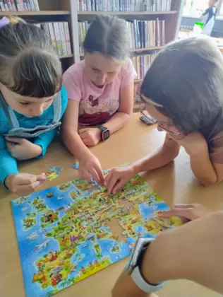 Dzieci układają puzzle.