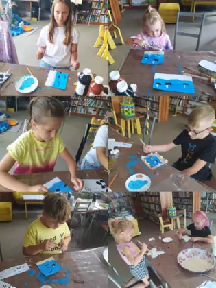 Kolaż zdjęć z zajęć, na których dzieci malują farbami obrazki.