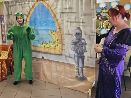 Aktorki w spektaklu przebrane za królewnę i żabę.