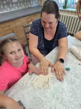 Warsztaty rękodzielnicze - liście z makramy w Pawonkowie