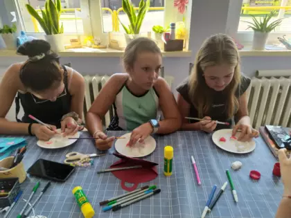 Dzieci malują farbami owocowe figurki.