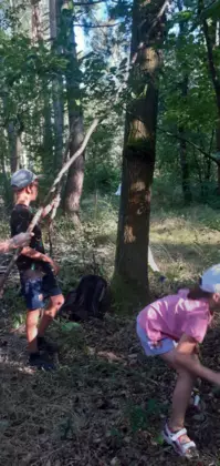 Dzieci budują szałas.