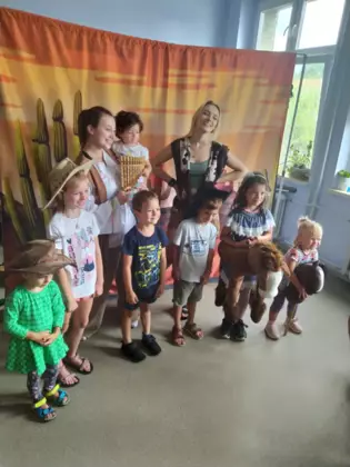 Dzieci pozują do zdjęcia wraz z aktorkami teatralnymi.