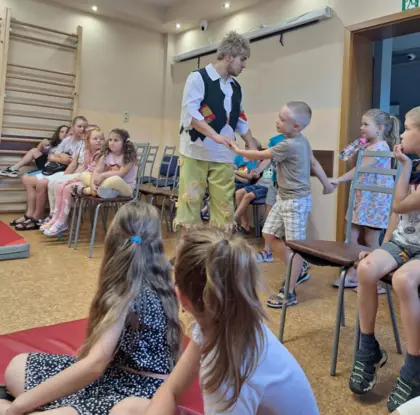 Spektakl teatralny „Jaś i drzewo fasolowe” wykonany przez Studio Teatralne Krak-Art w Pawonkowie