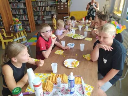 Ostatnie wakacyjne zajęcia literacko-plastyczne w Filii Bibliotecznej w Gwoździanach