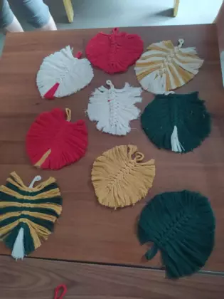 Listki wykonane ze sznurka techniką makramy