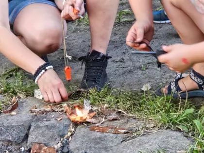 Dzieci rozpalają ognisko.