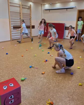 Dzieci bawią się w wyścigi kto zbierze więcej gniotków.