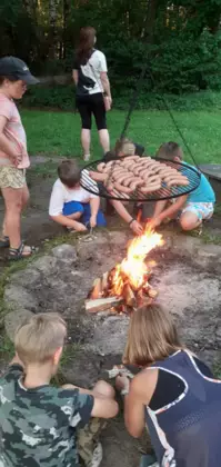 Ognisko z kiełbaskami.