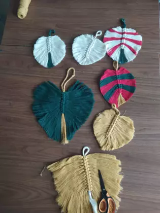 Listki wykonane ze sznurka techniką makramy.