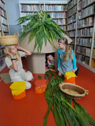 Dzieci siedzą w domku afrykańskim.
