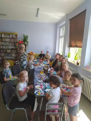 Dzieci malują farbami owocowe figurki.