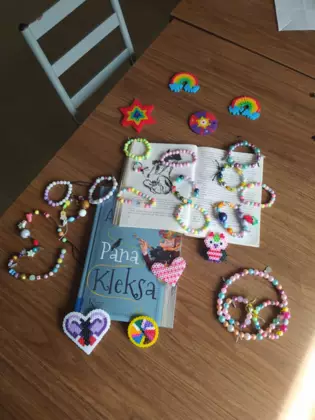 Bransoletki z koralików.