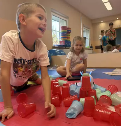 Kodowanie z robotami dzieci wykonują zabawy na planszach.