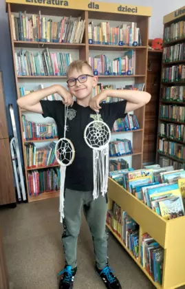 Chłopiec pokazuje efekt swojej pracy.