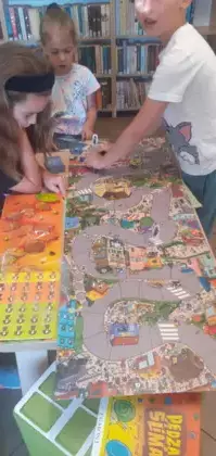 Dzieci grają w grę planszową.