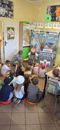 Pani bibliotekarka czyta dzieciom bajkę.