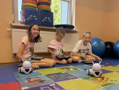 Kodowanie z robotami dzieci wykonują zabawy na planszach.
