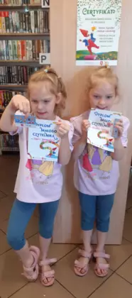 Dziewczynki z dyplomami małego czytelnika.