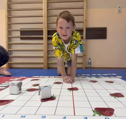 Kodowanie z robotami dzieci wykonują zabawy na planszach.