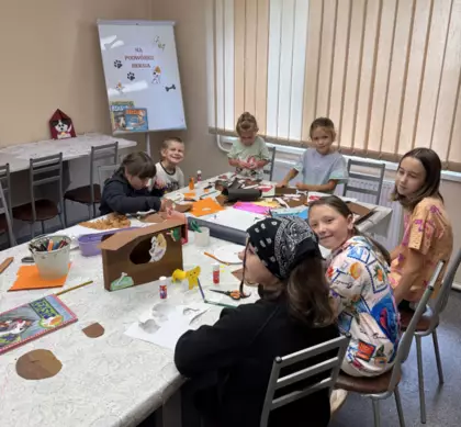 Dzieci wykonują budę reksia.